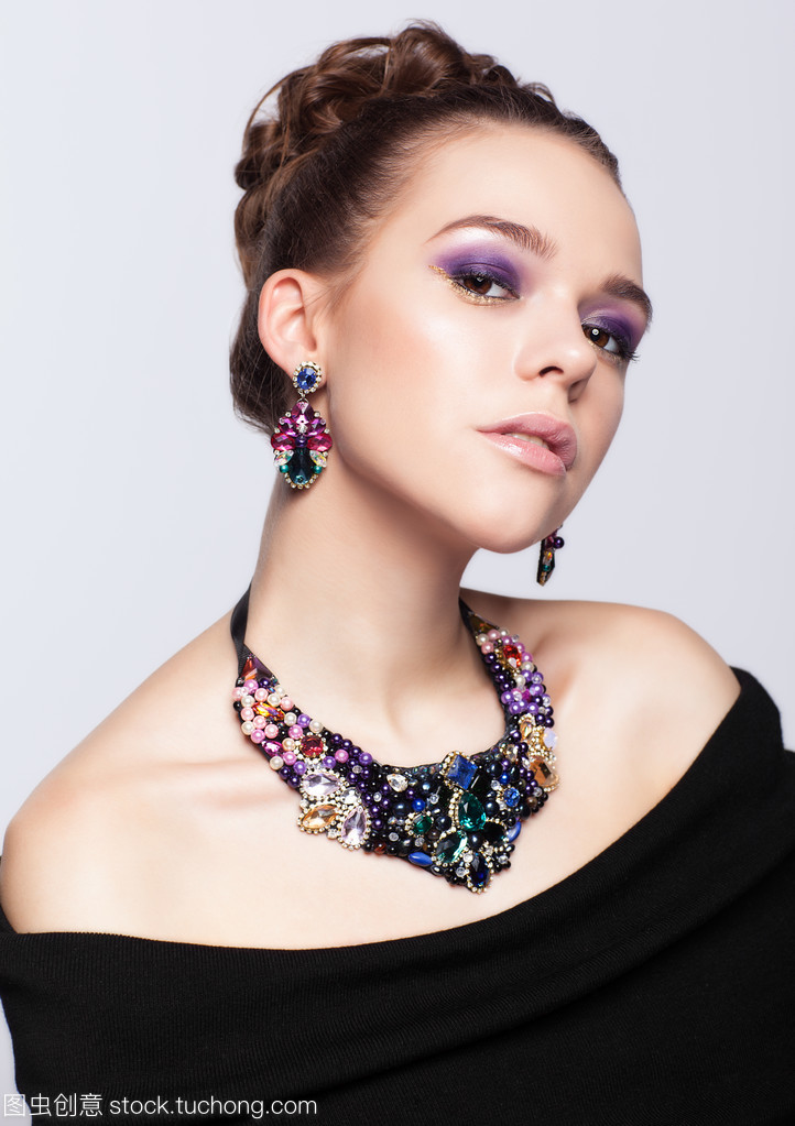 灰調(diào)背景下的璀璨 棕發(fā)女子與珠寶首飾的優(yōu)雅邂逅